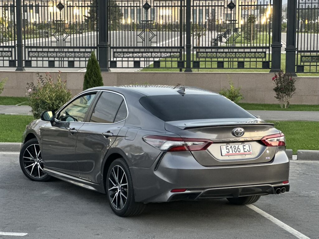 Toyota Camry: 2020 г., 2.5 л, Автомат, Бензин, Седан: фото 2