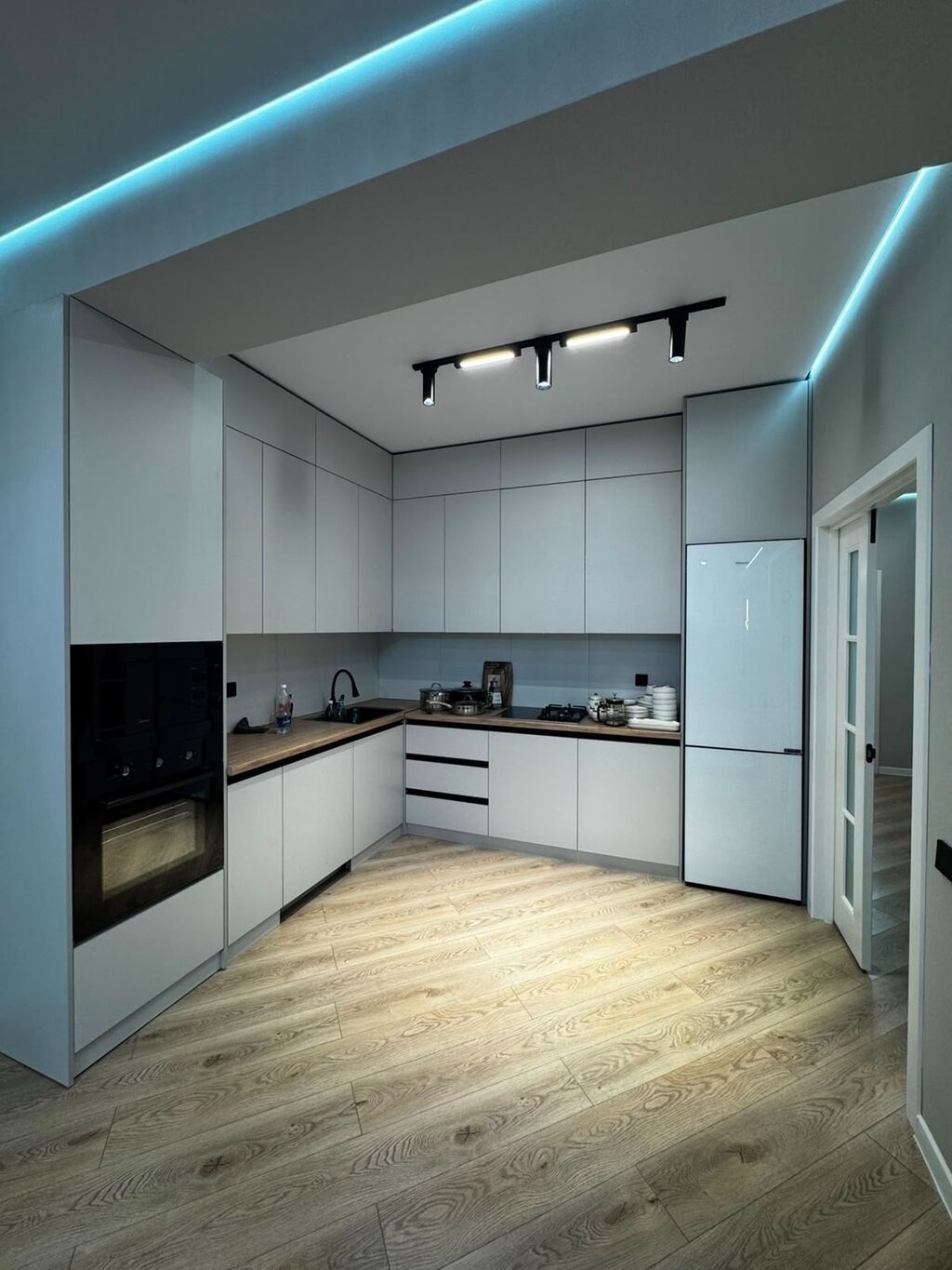 3 комнаты, Асанбай мкр Собственник, Без животных, от 6 месяцев, от 1 года, С мебелью полностью: фото 1