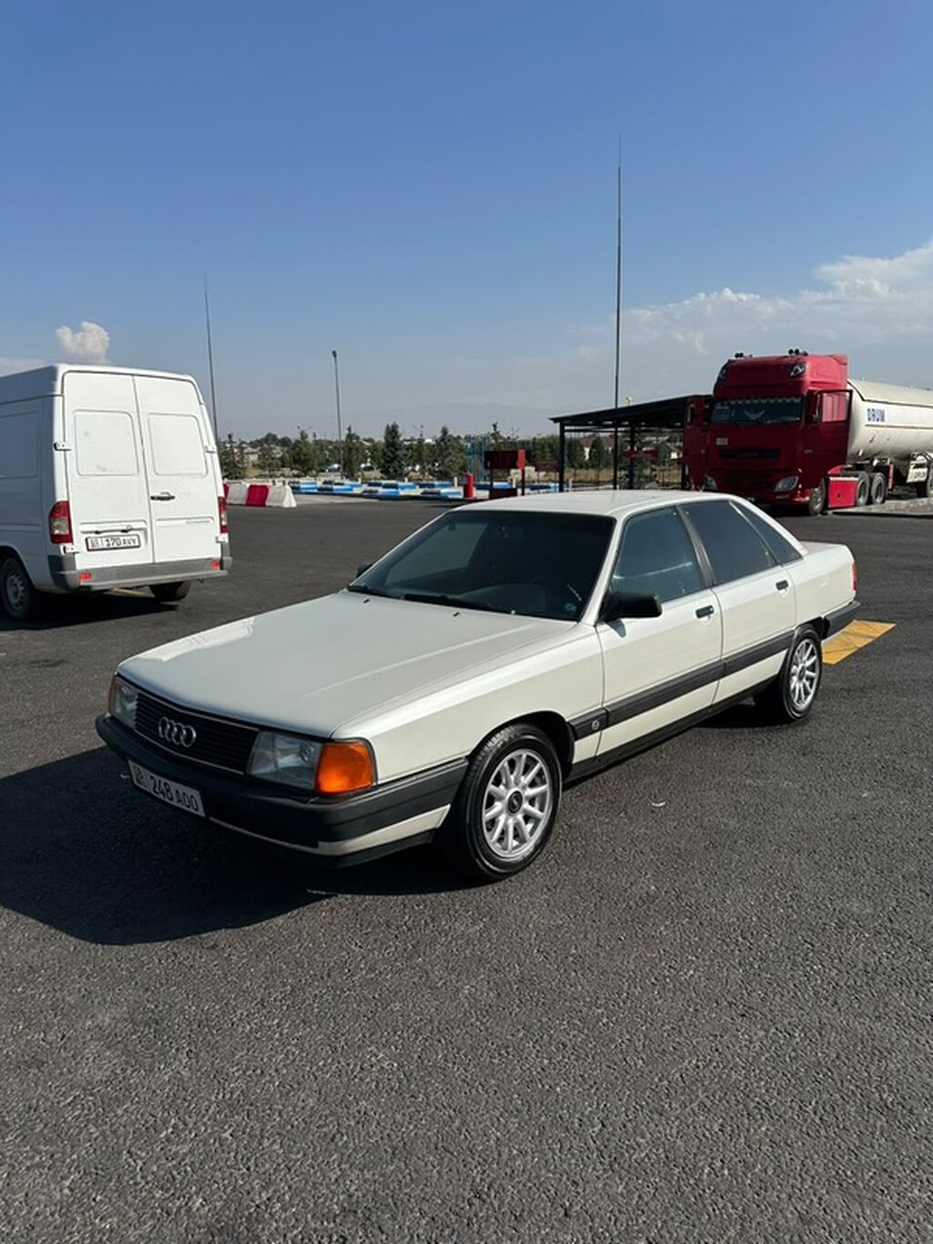 Audi 100: 1988 г., 0.2 л, Механика, Бензин, Седан: фото 2