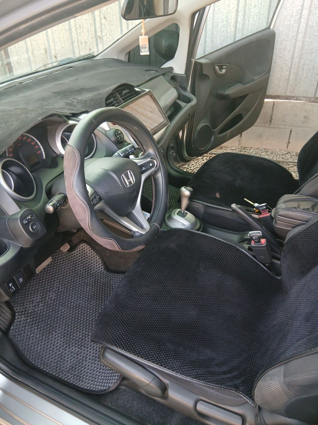 Honda Fit: 2010 г., 1.4 л, Робот, Бензин, Хэтчбэк: фото 5