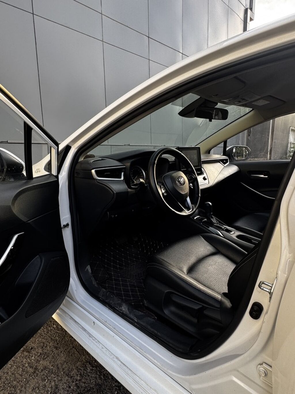 Toyota Corolla: 2022 г., 1.8 л, Гибрид, Седан: фото 4