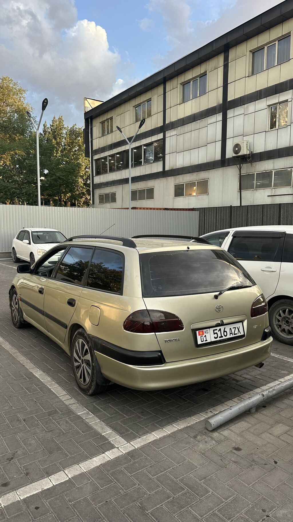 Toyota Avensis: 2001 г., 1.6 л, Механика, Бензин, Универсал: фото 3