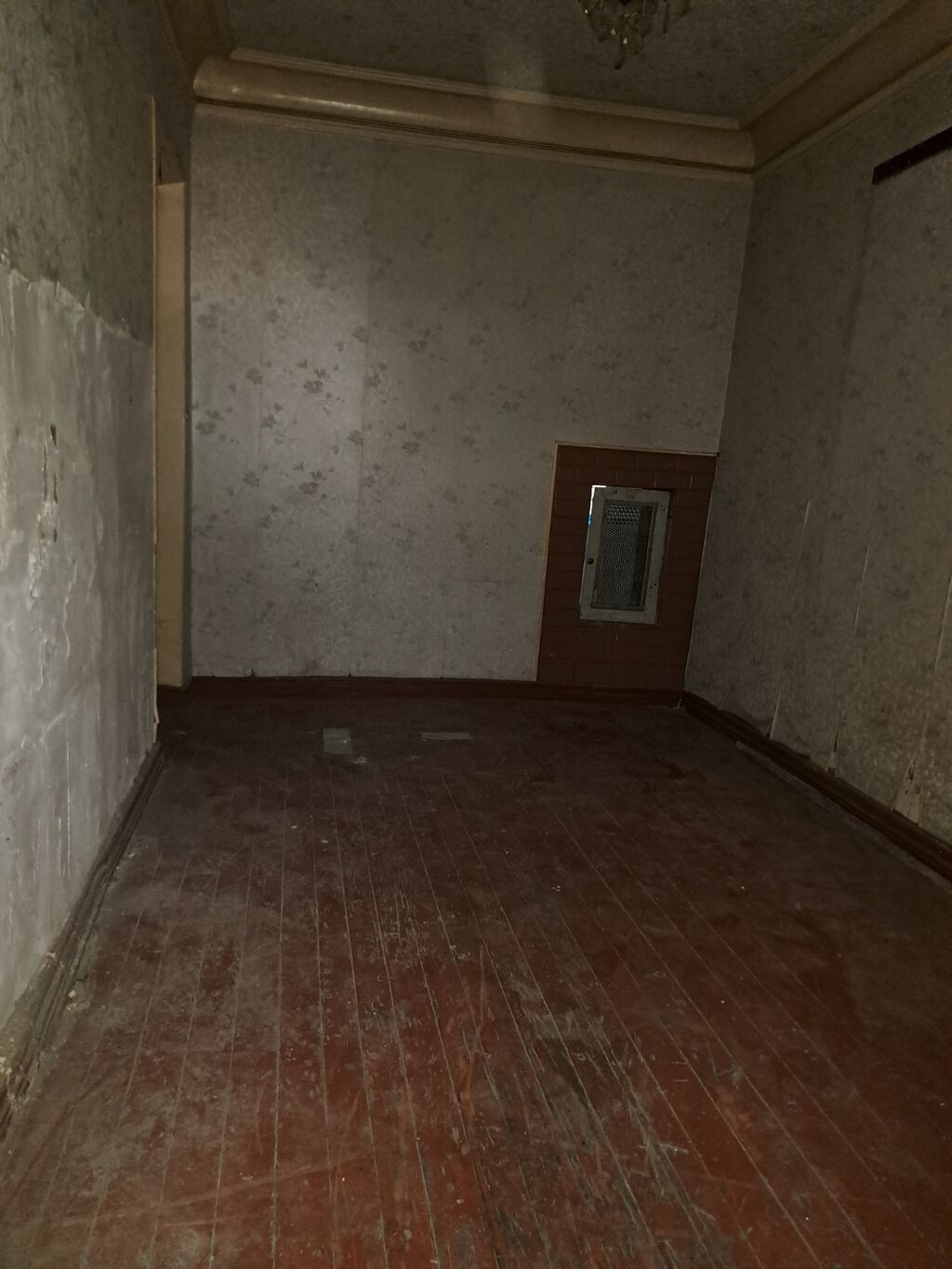 Ev satilir qaz, isiq,su daimidi . 2 mertebeli bina evinin birinci