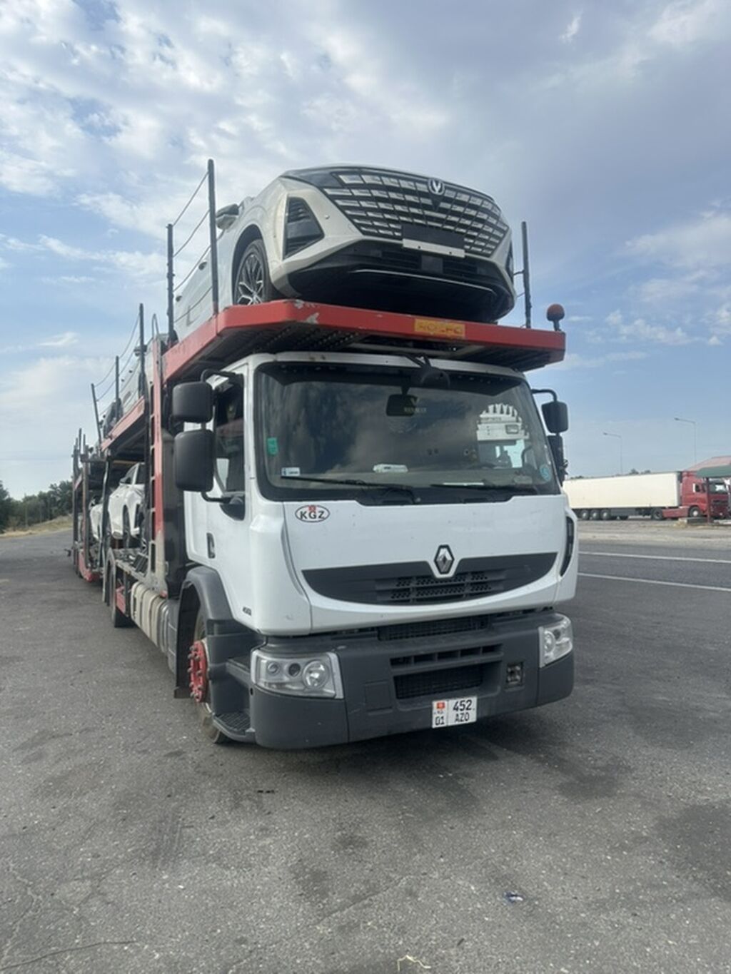 Автовоз Renault с двухъярусным прицепом-лоу-лоадером для перевозки: фото 1