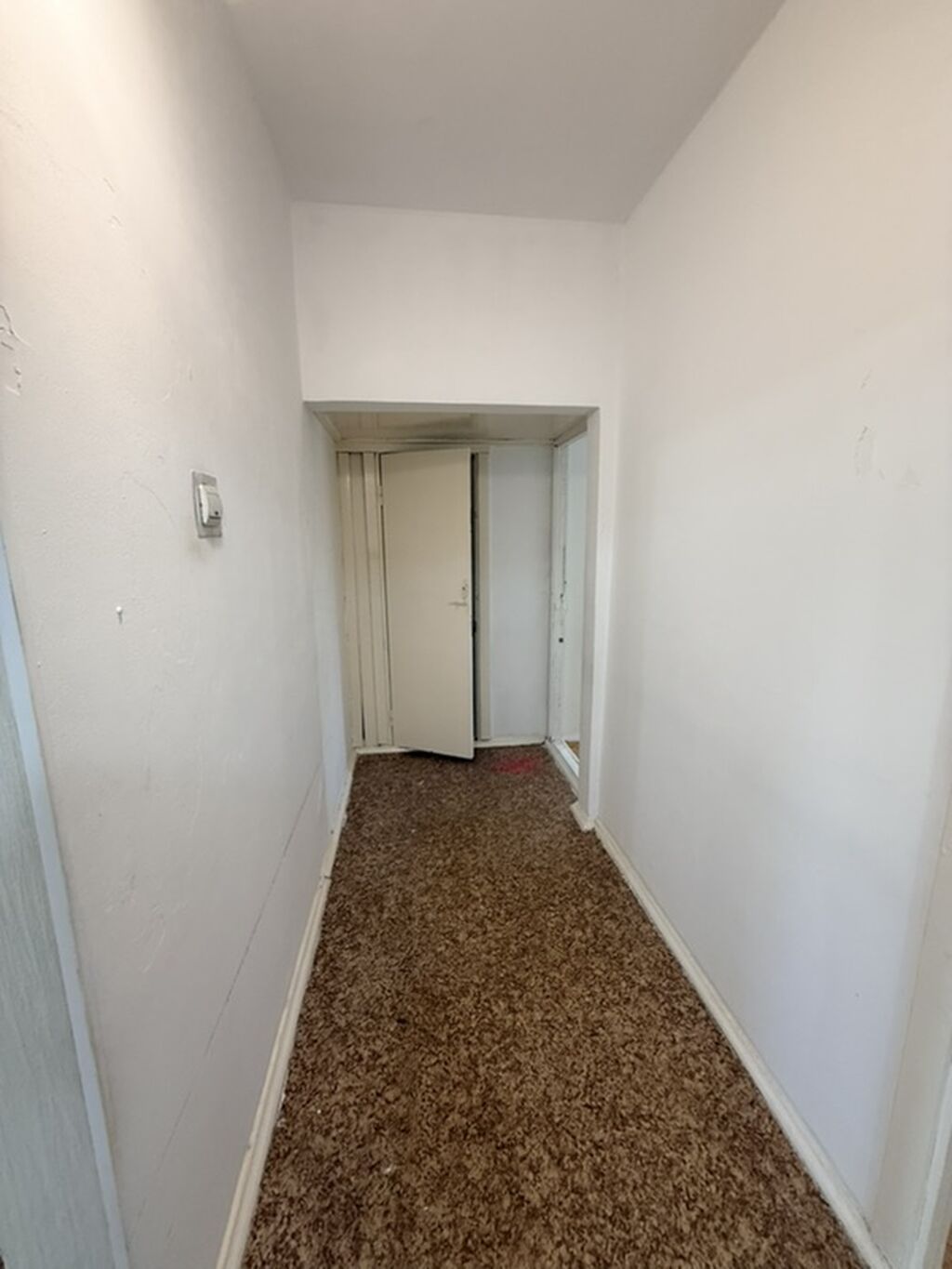 4 комнаты, 85 м², 12 мкр 106 серия, 1 этаж, Требуется ремонт: фото 7