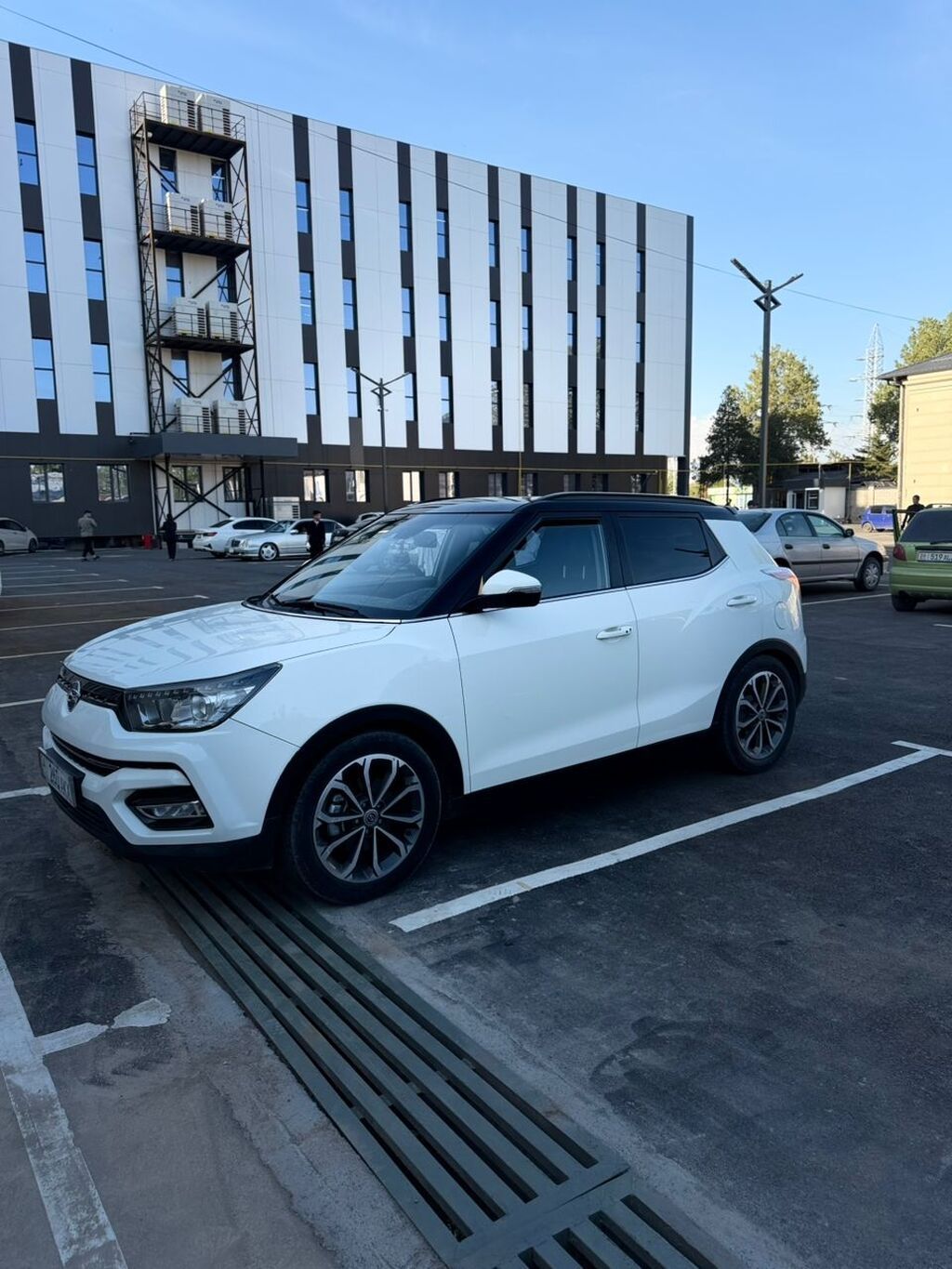 Компактный кроссовер Ssang Yong Tivoli белого цвета с черной крышей и: фото 5