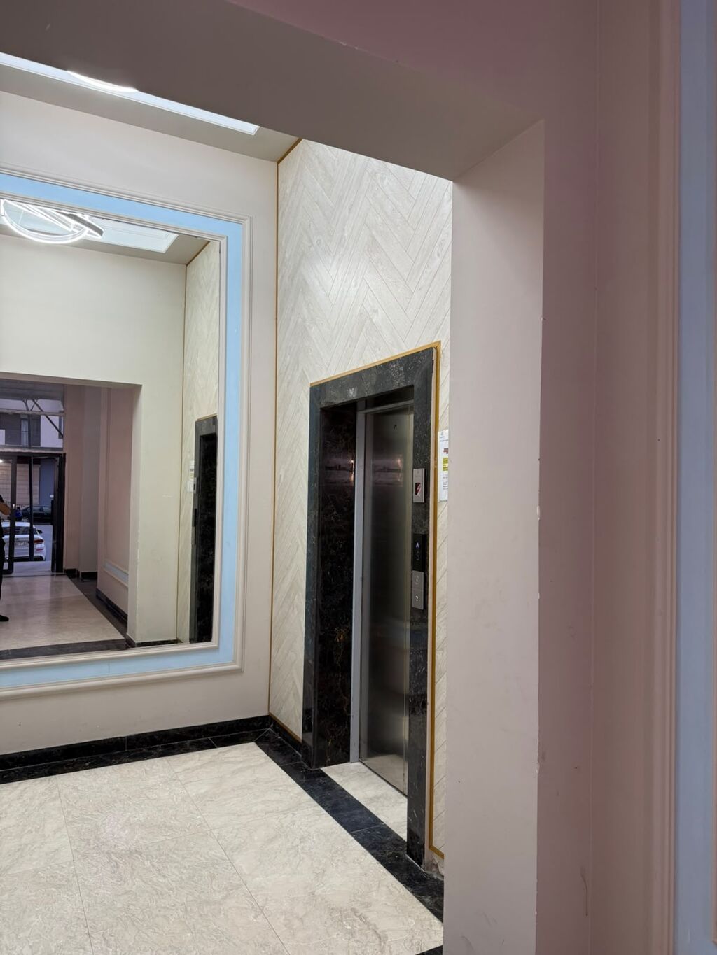 Mənzil Xırdalanda Blue City yaşayış kompleksində girişdə 1-ci binanın