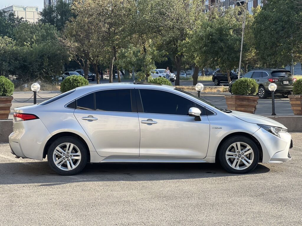 Toyota Corolla: 2020 г., 1.8 л, Вариатор, Гибрид, Седан: фото 3