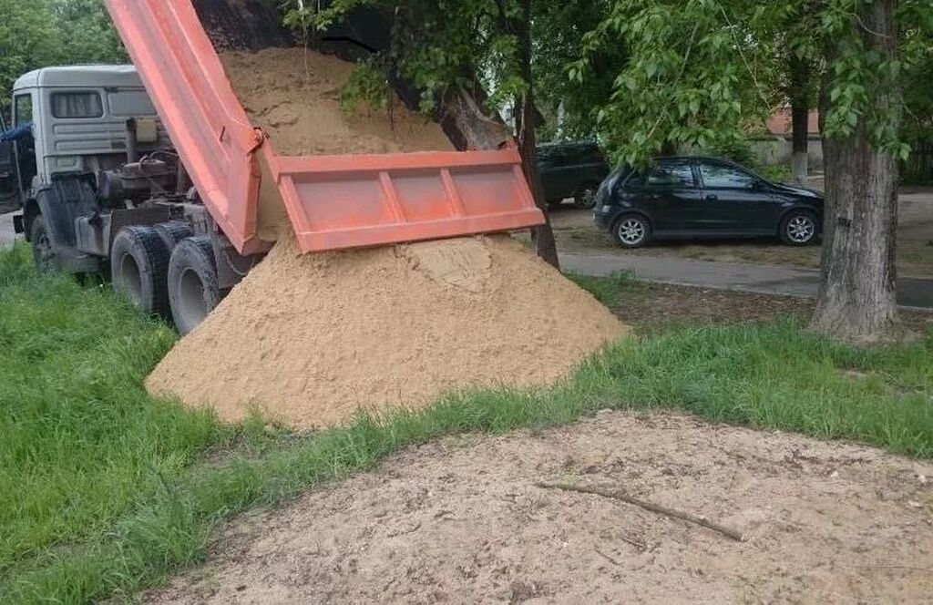 Сколько стоит машина песка с доставкой. КАМАЗ С песком. Машина с песком. Самосвал с песком. Машина 20 тонн песка.