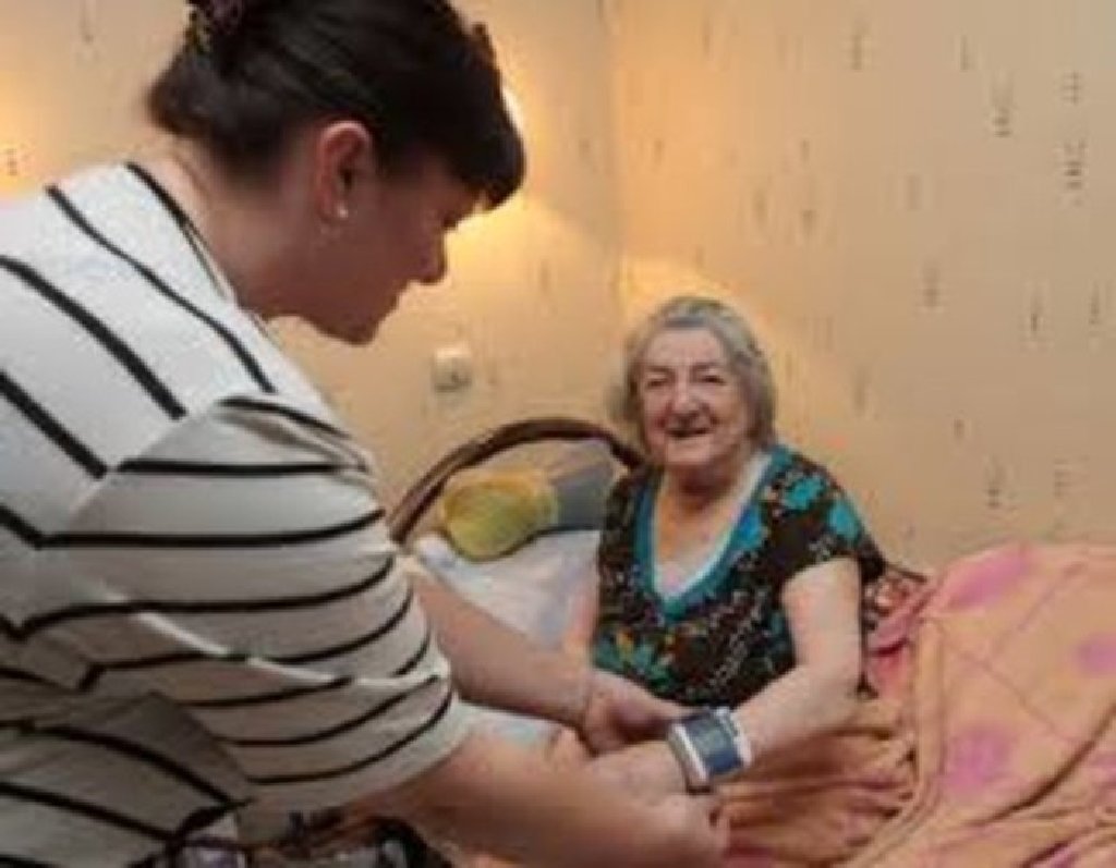 Сиделка Для Лежачего Больного Цена Дома