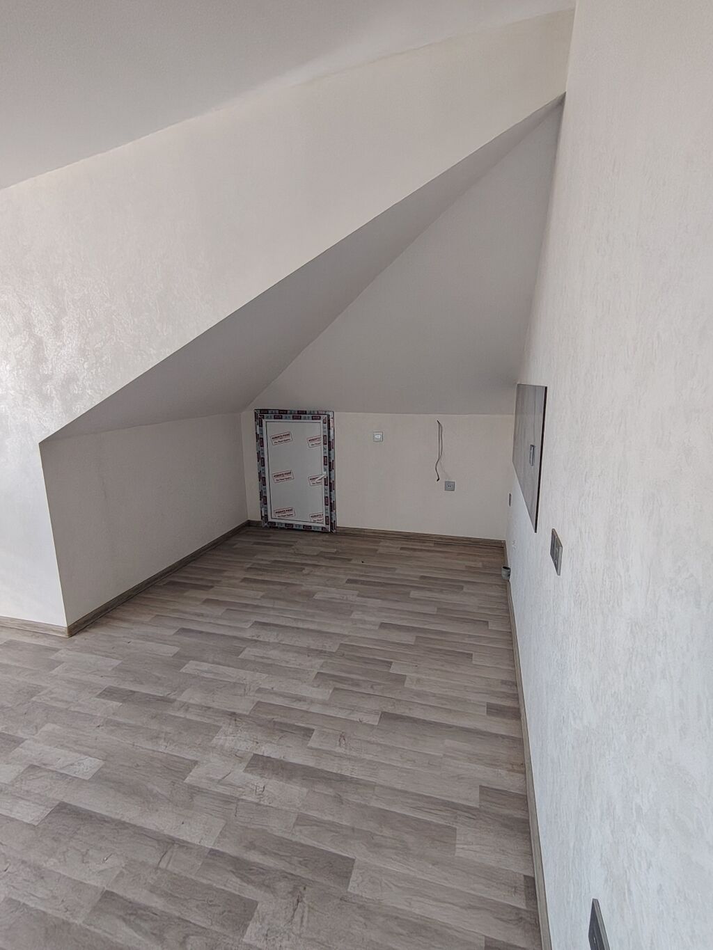 Satılır: mansard tipli 2 otaqlı mənzil - Planlaşdırma: giriş dəhlizi