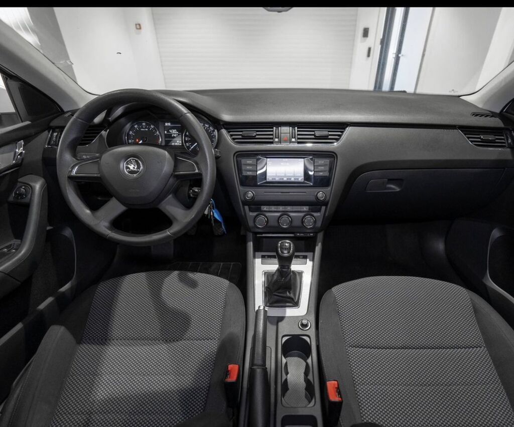Skoda Octavia: 2017 г., 1.6 л, Механика, Бензин, Лифтбек: фото 8