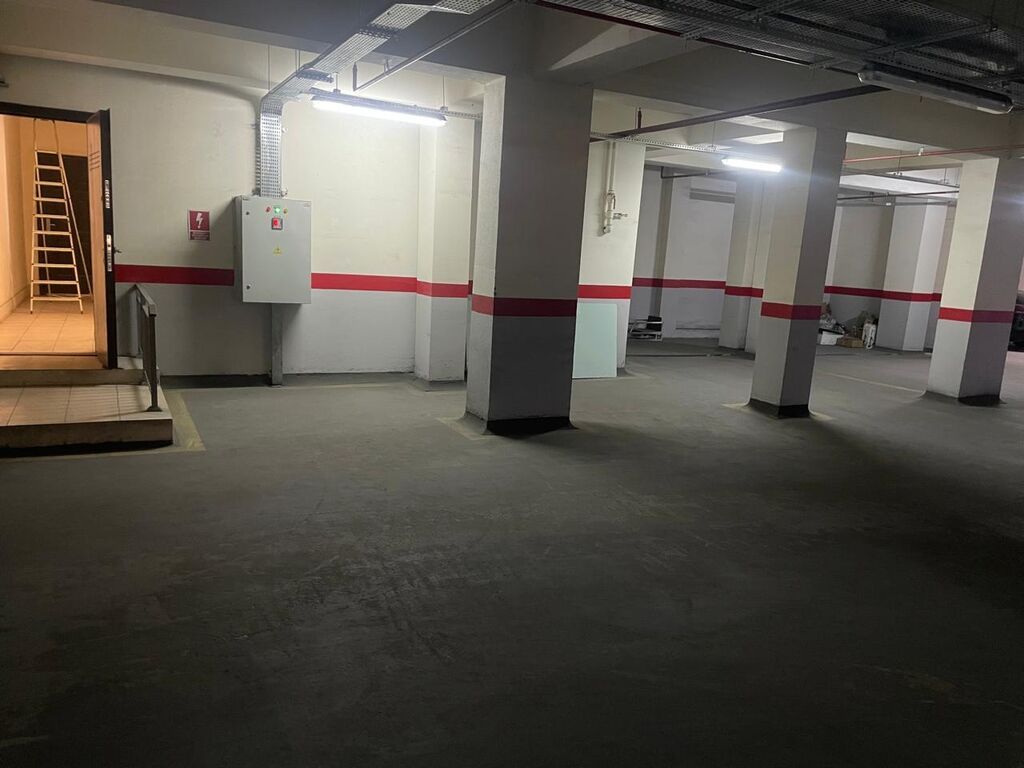 Ağ şəhər Mərkəzi Bulvar küç. ev4 qaraj60. 14kv.m geniş Qaraş