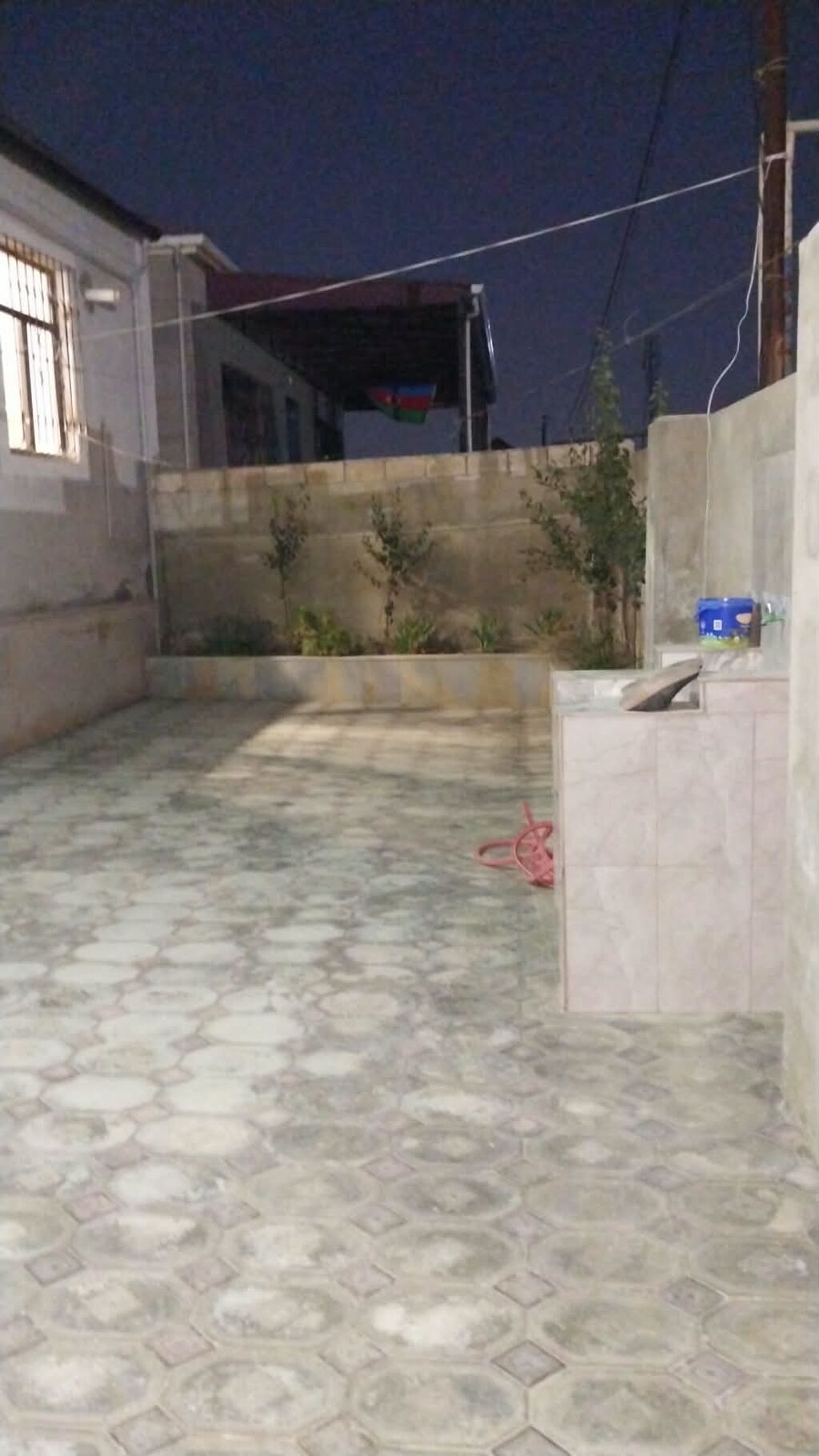 Həyət evi – Yaşıl dərədə yerləşir. 3 otaqlı evdir. Əşyalı satılır. 2