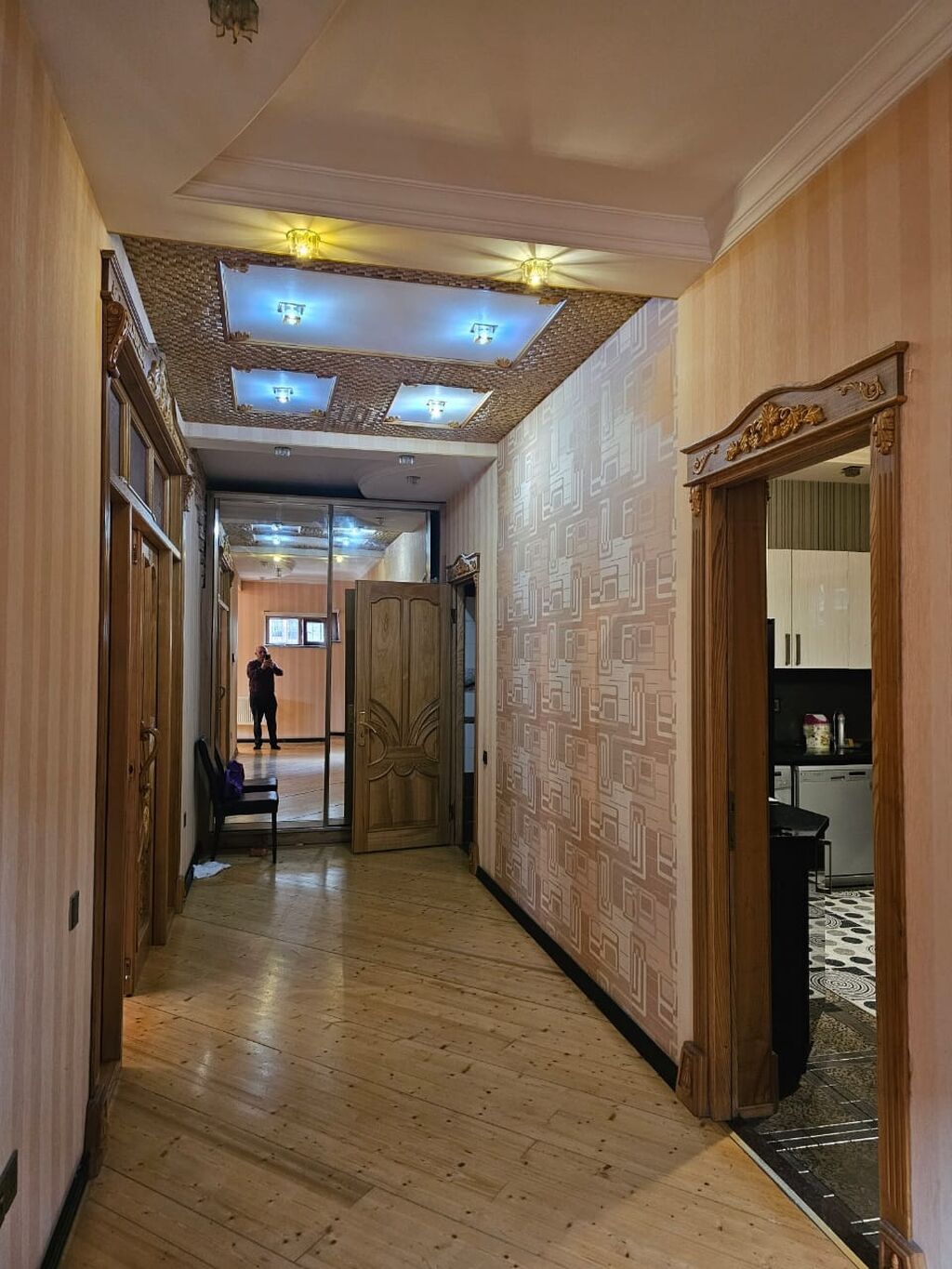 2 mərtəbəli fərdi yaşayış evi - Ümumi: daş divarlı, künc sahəli həyət