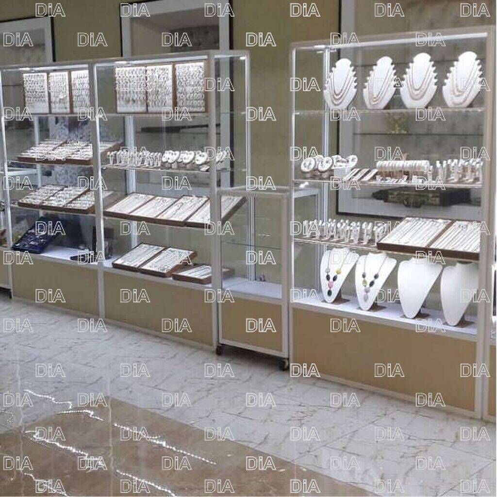 Полки бишкек. Витрина магазина. Витрины торговые. Витрина стеклянная для магазина. Торговое оборудование витрины.