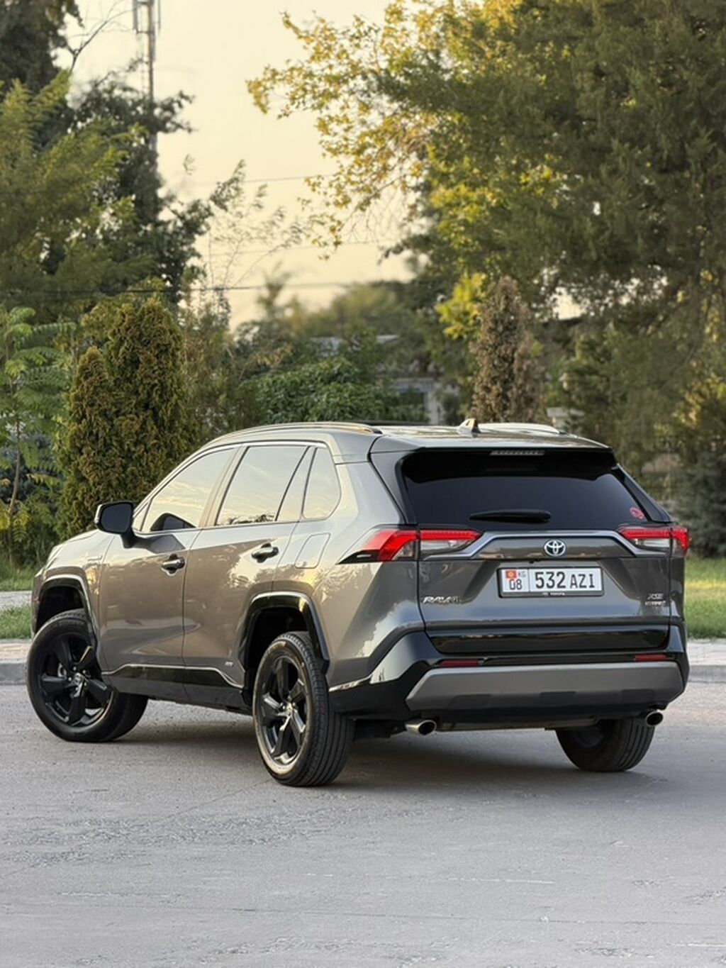 Toyota RAV4: 2021 г., 2.5 л, Автомат, Гибрид, Кроссовер: фото 2