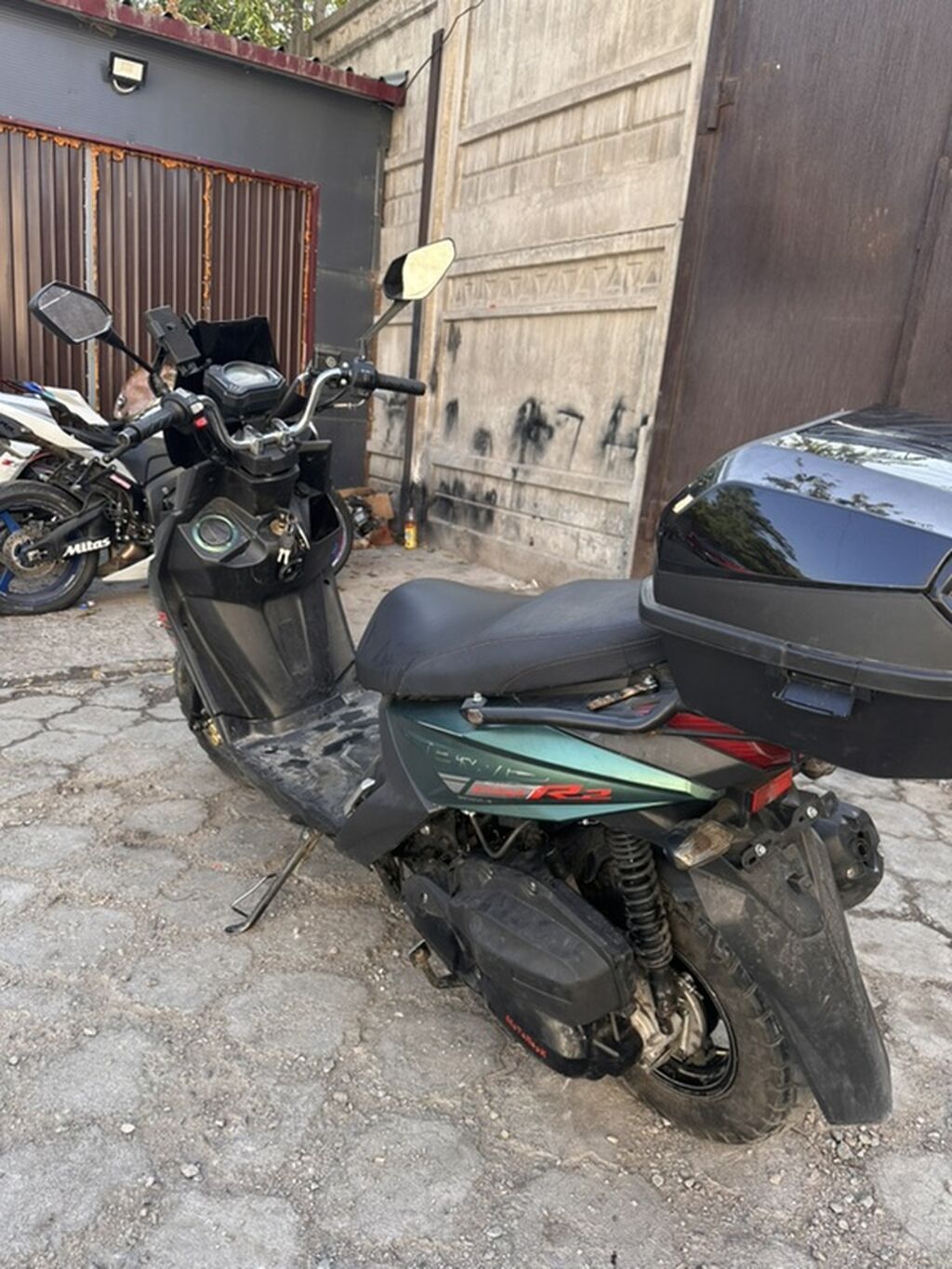 Скутер Kymco (серия MultiTrail R2) с агрессивным дизайном и высоким: фото 3