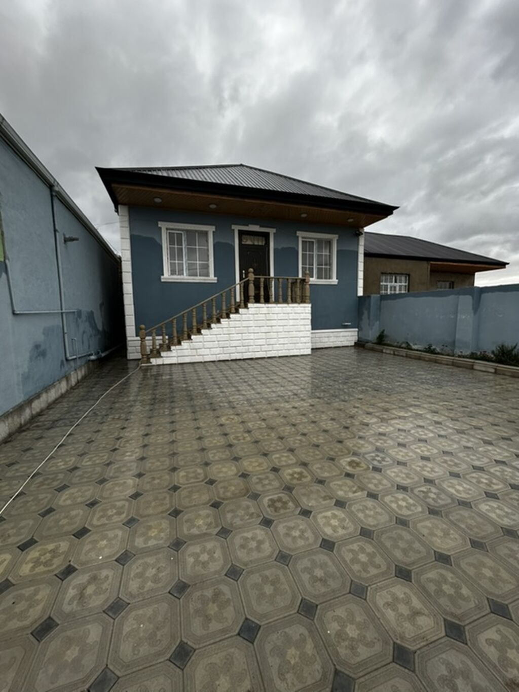 Tecili Satılır: həyət evi. - 2 sotda 8 daşın üstünde tikilmiş 3 otağ