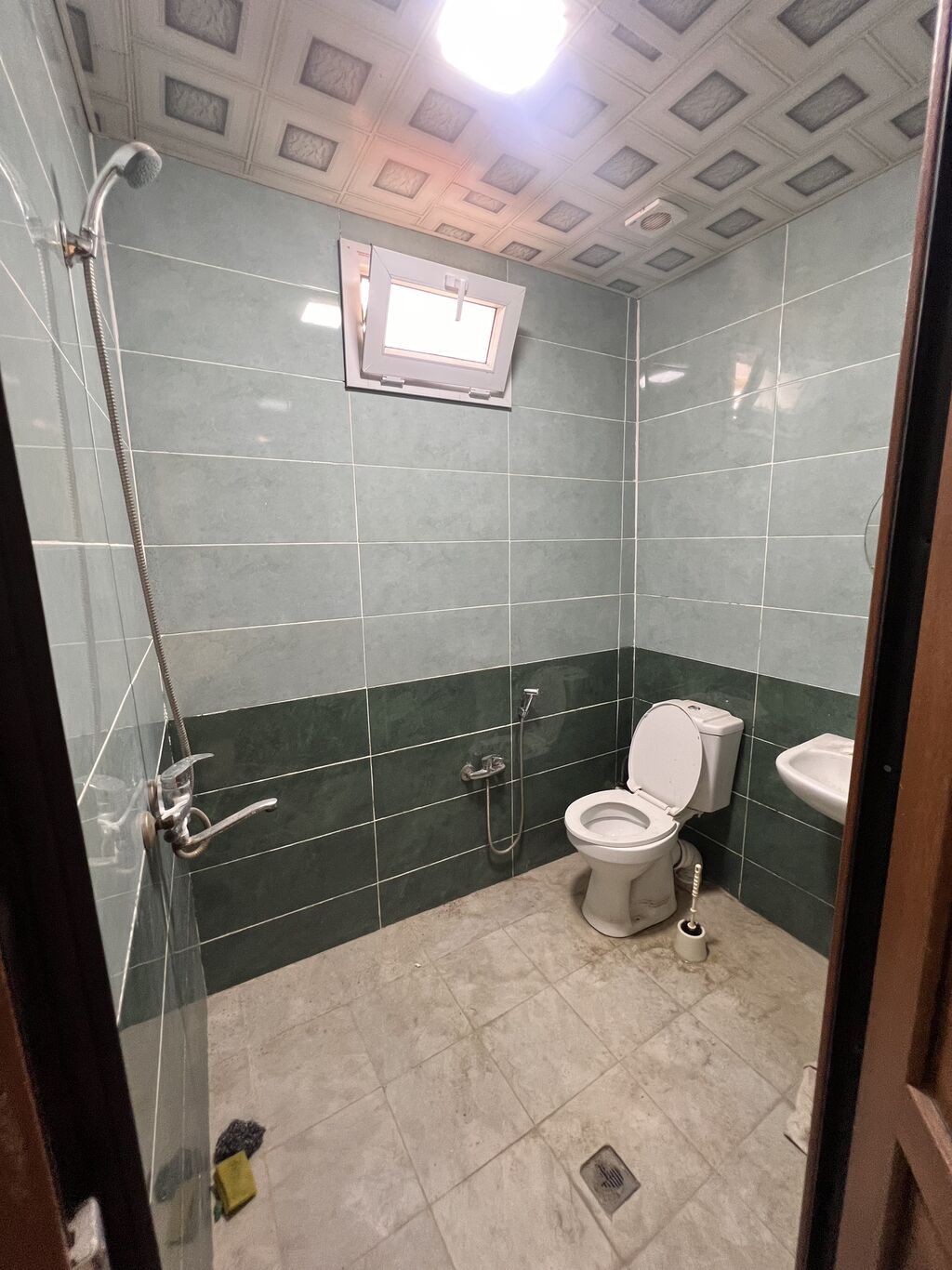 Bineqedi 3 otaqli heyetine mawin giren kobisi var ev umumi isti poldu