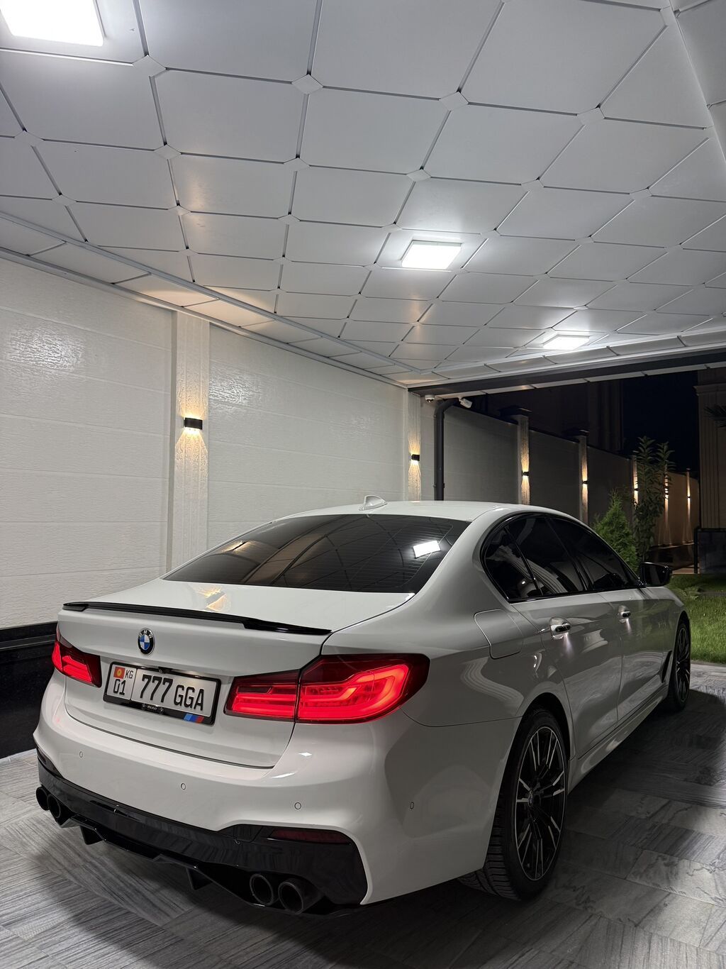 BMW — кожаный салон с расширенной подсветкой и комфортными сиденьями: фото 2