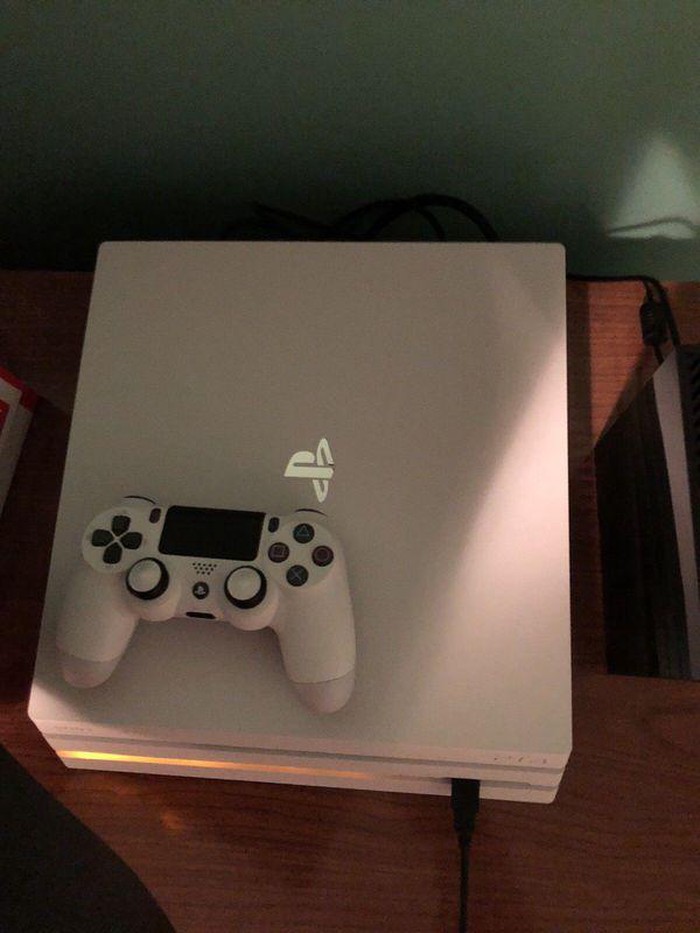 PS4 (Sony Playstation 4): Πωλείται το PS4 Pro 1 tb με δύο χειριστήρια 4 game σε lalafo.gr Πωλείται το PS4 Pro 1 tb με δύο χειριστήρια 4 game σε Δυτική Θεσσαλονίκη