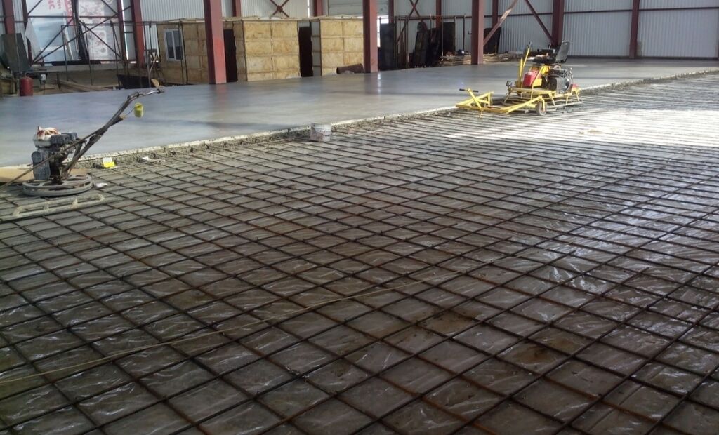 Пром бетон. Топинговый бетонный пол. Топпинг бетонных полов технология. Бетонирование промышленного пола. Промышленные полы бетон.