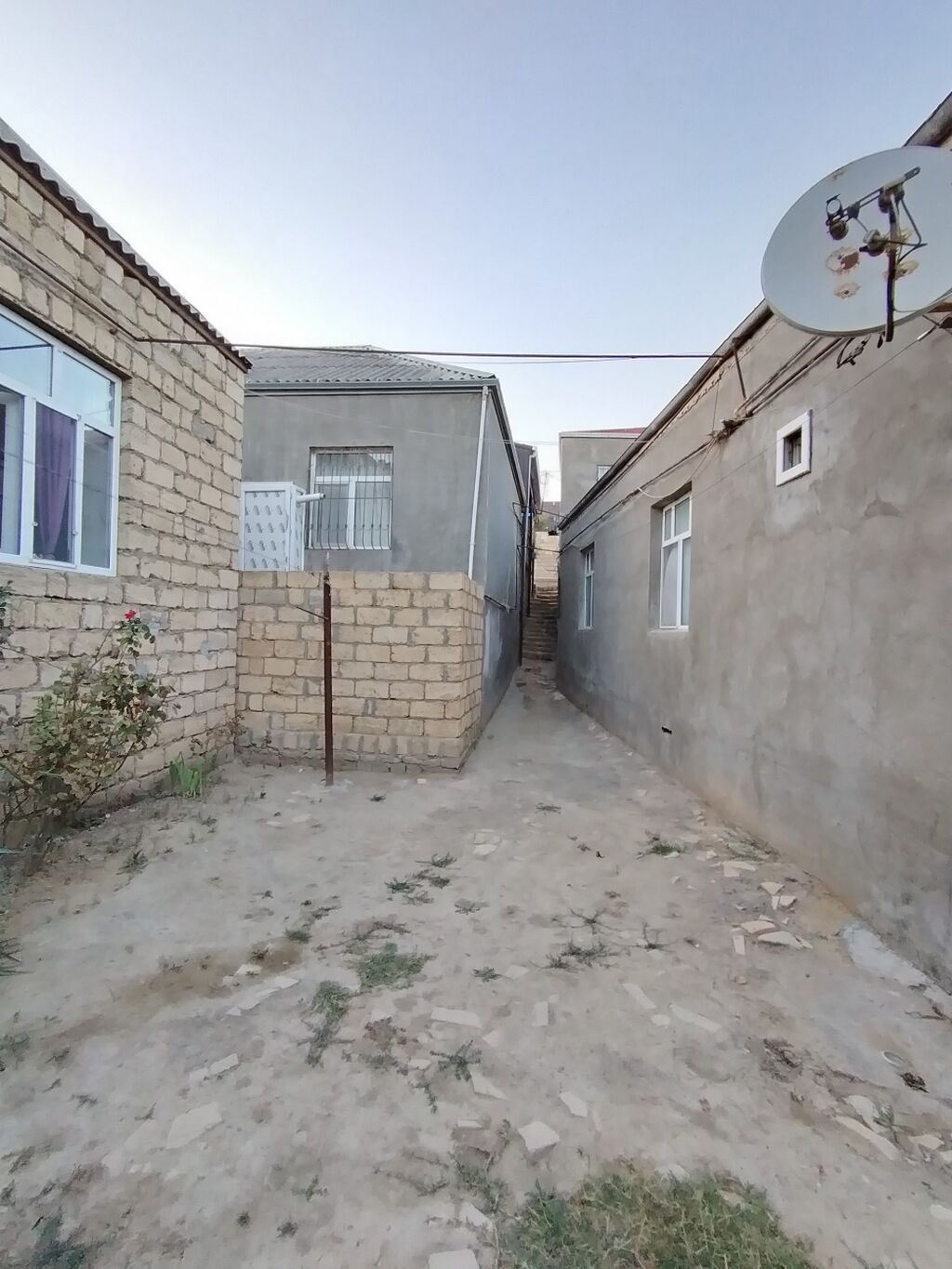 Bakı şəhəri Binəqədi rayonuda Ev satılır 3 otağ 1kuxna Hamam Tualet