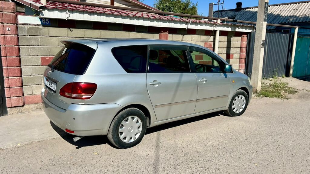 Toyota Ipsum: 2001 г., 2.4 л, Автомат, Газ, Минивэн: фото 3