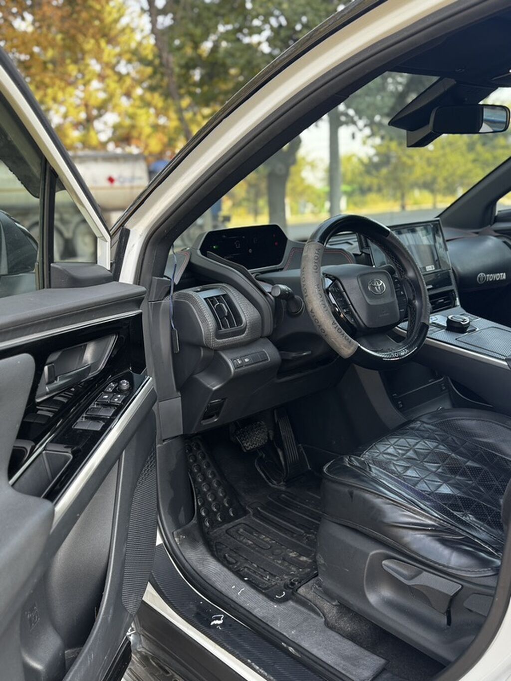 Toyota bZ4X: 2024 г., Электромобиль, Кроссовер: фото 3