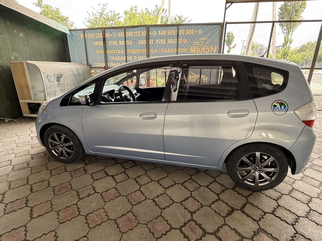 Honda Jazz: 2009 г., 1.3 л, Робот, Бензин, Хэтчбэк: фото 2
