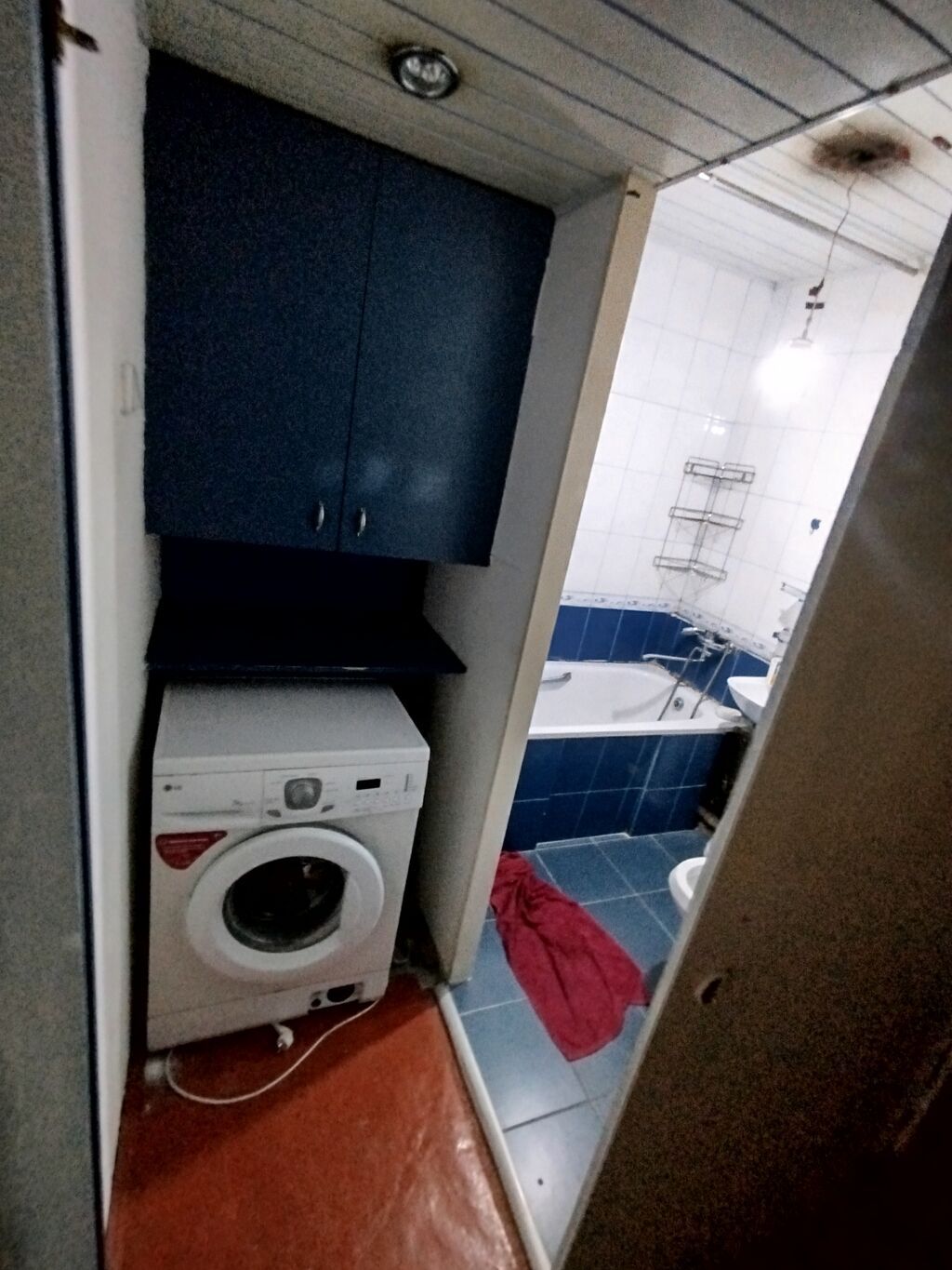 Сдам квартиру в районе ДК 12МКР - Узкая светлая комната с окном во: фото 7