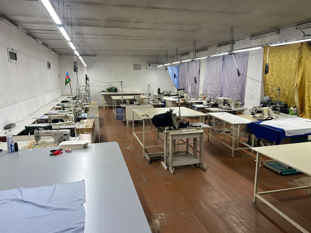 Tikiş atelyesi üçün tam təchiz olunmuş istehsal sahəsi - Geniş