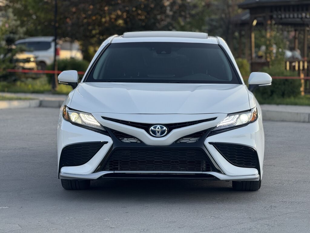 Toyota Camry: 2022 г., 2.5 л, Автомат, Гибрид, Седан: фото 2