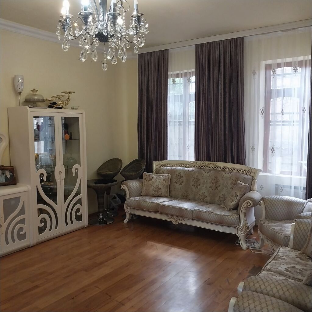 Bakıxanov qəs. 4 otaqlı, 200 kv. m, Orta təmir