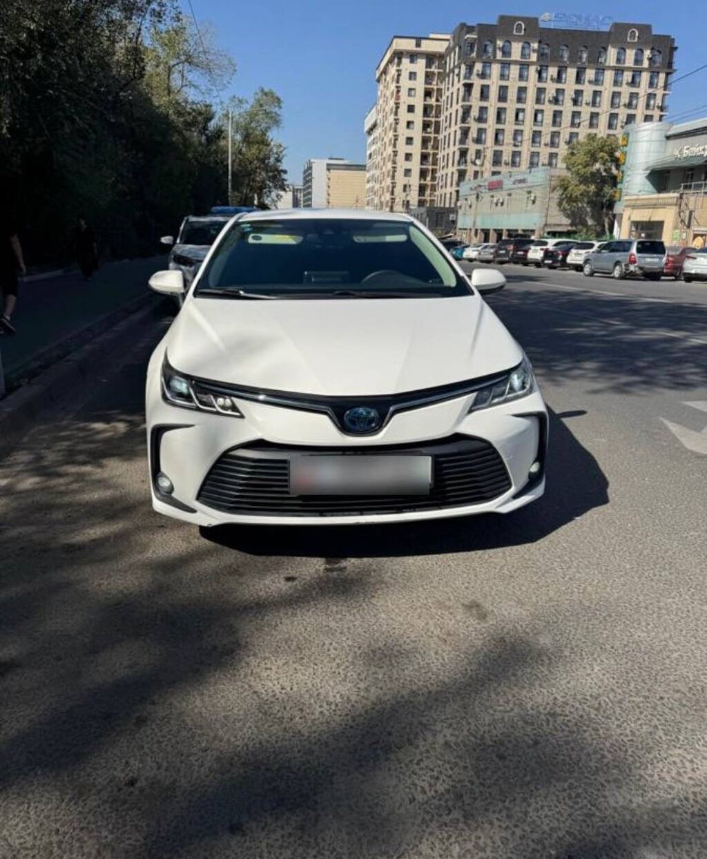Toyota Corolla: 2021 г., 1.8 л, Вариатор, Гибрид, Седан: фото 2