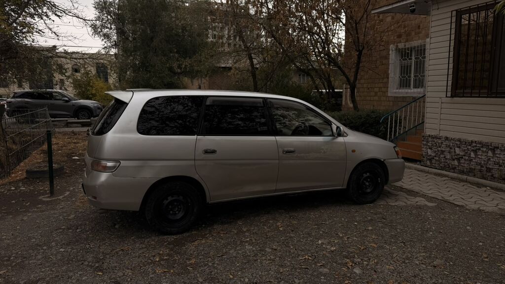 Toyota Ipsum: 2001 г., 2 л, Бензин, Минивэн: фото 4