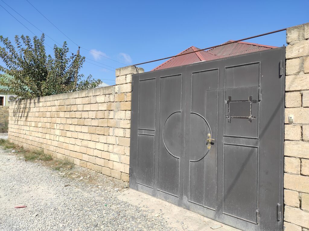 Həyət evi satılır. Ev Saray qəsəbəsində yerləşir