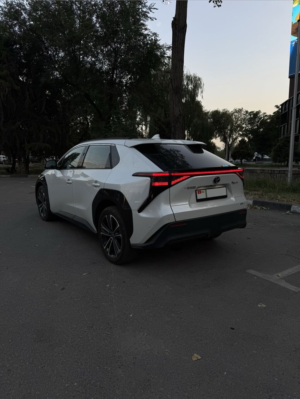 Toyota bZ4X: 2022 г., Автомат, Электромобиль, Кроссовер: фото 6