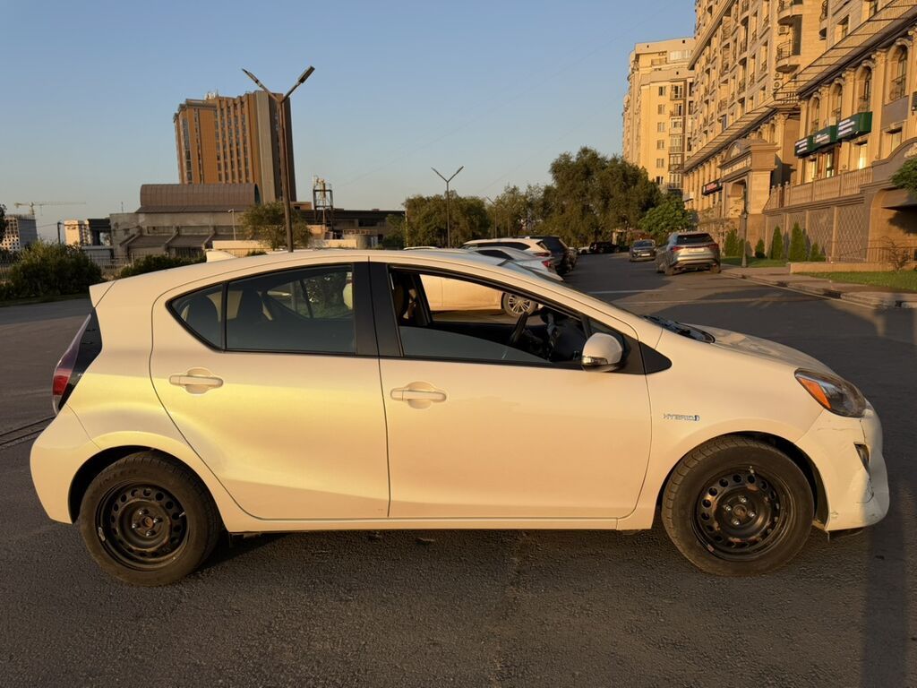 Toyota Aqua: 2016 г., 1.5 л, Вариатор, Гибрид, Хэтчбэк: фото 2