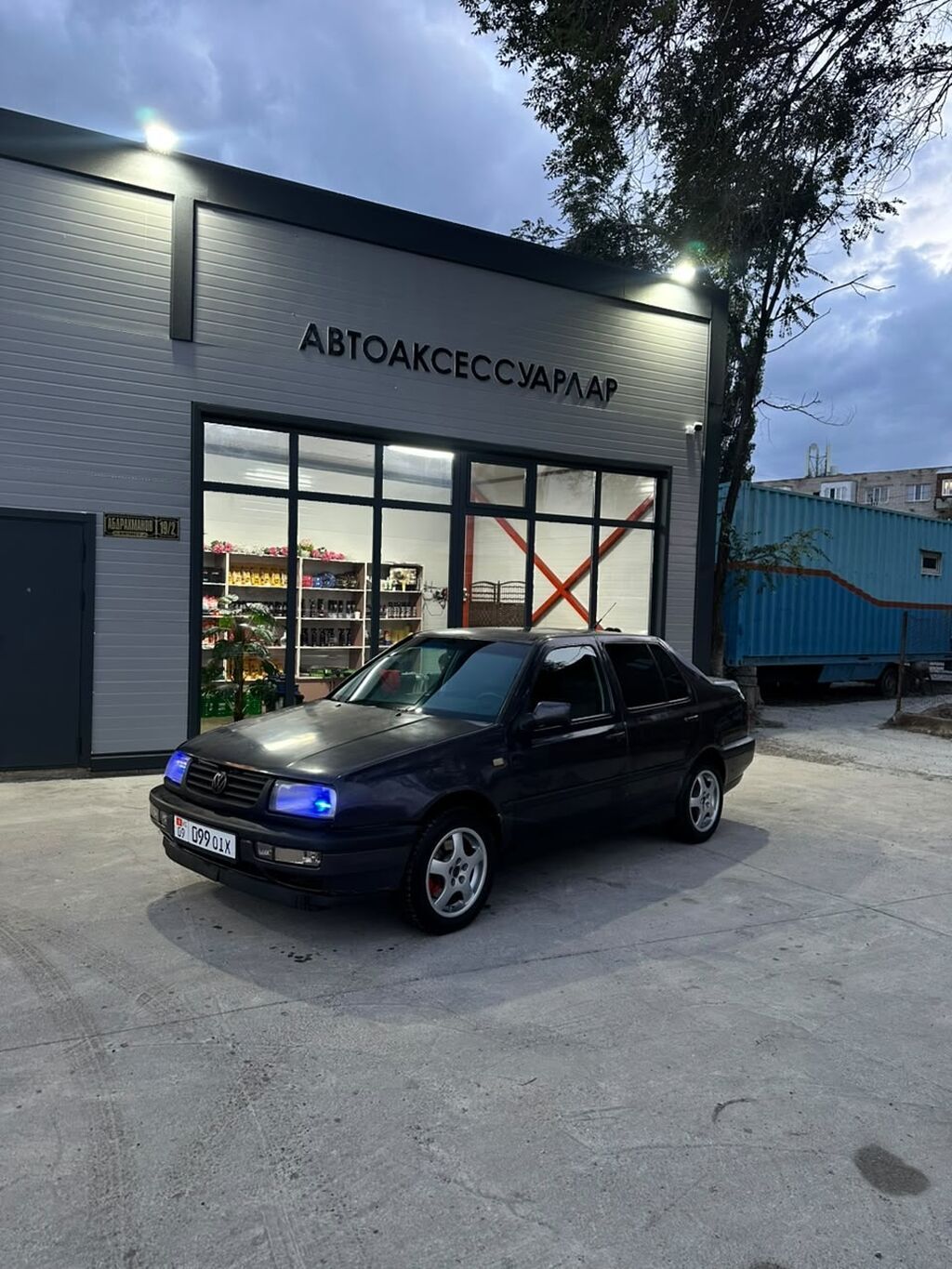 Volkswagen Vento: 1992 г., 2 л, Механика: фото 8