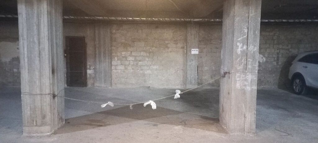 Yeraltı avtodayanacaqda ayrıca park yeri. Neftcilerde 220 sayli
