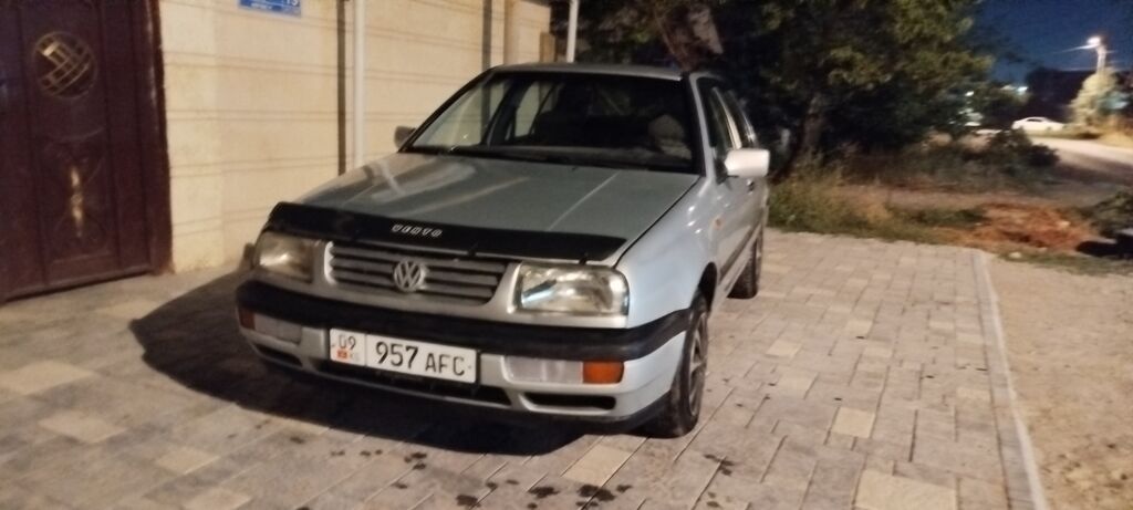 Volkswagen Vento: 1992 г., 1.8 л, Механика, Бензин, Седан: фото 6