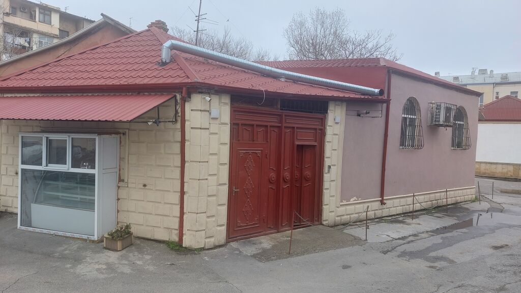 Montin 4 otaqlı, 150 kv. m, Orta təmir