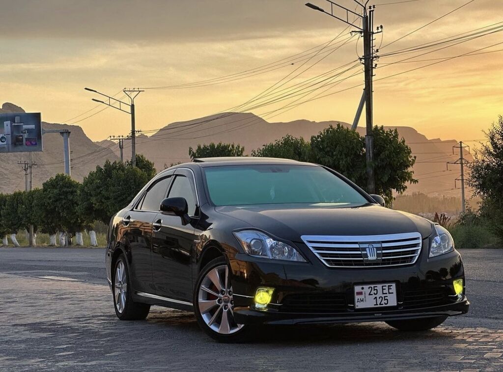 Toyota Crown Royal Saloon 2010