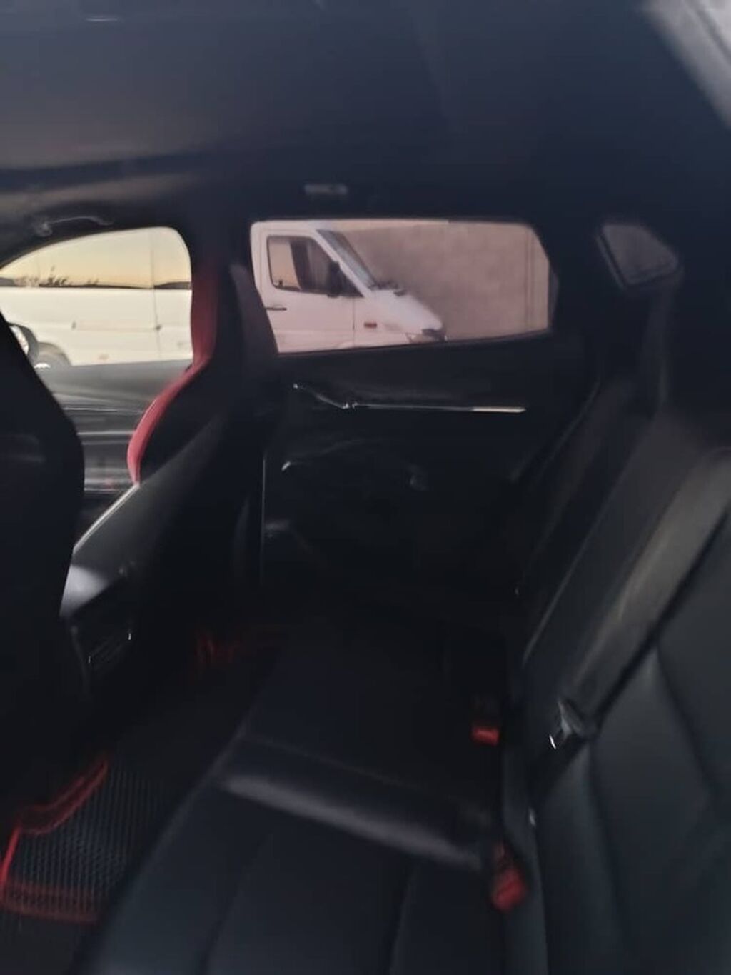 Срочно продаю или меняю. Автомобиль с ярким спортивным дизайном и: фото 2