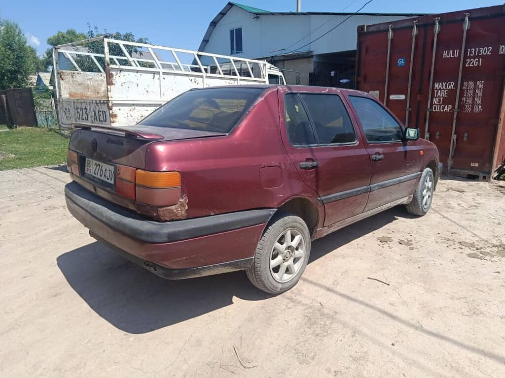 Volkswagen Vento: 1993 г., 2 л, Механика, Бензин, Седан: фото 3