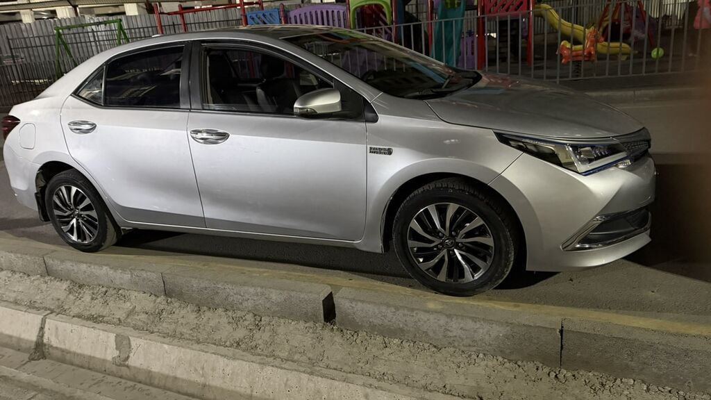 Toyota Corolla: 2019 г., 1.9 л, Вариатор, Гибрид, Седан: фото 2