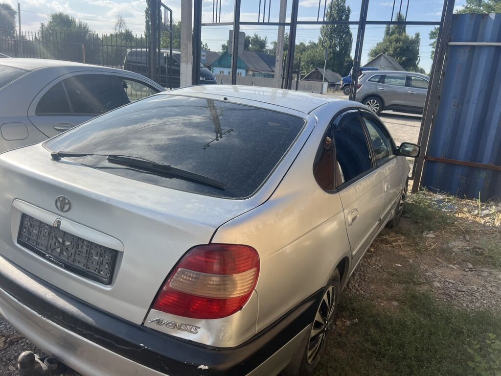 Toyota Avensis: 2002 г., 1.8 л, Автомат, Бензин, Лифтбек: фото 3