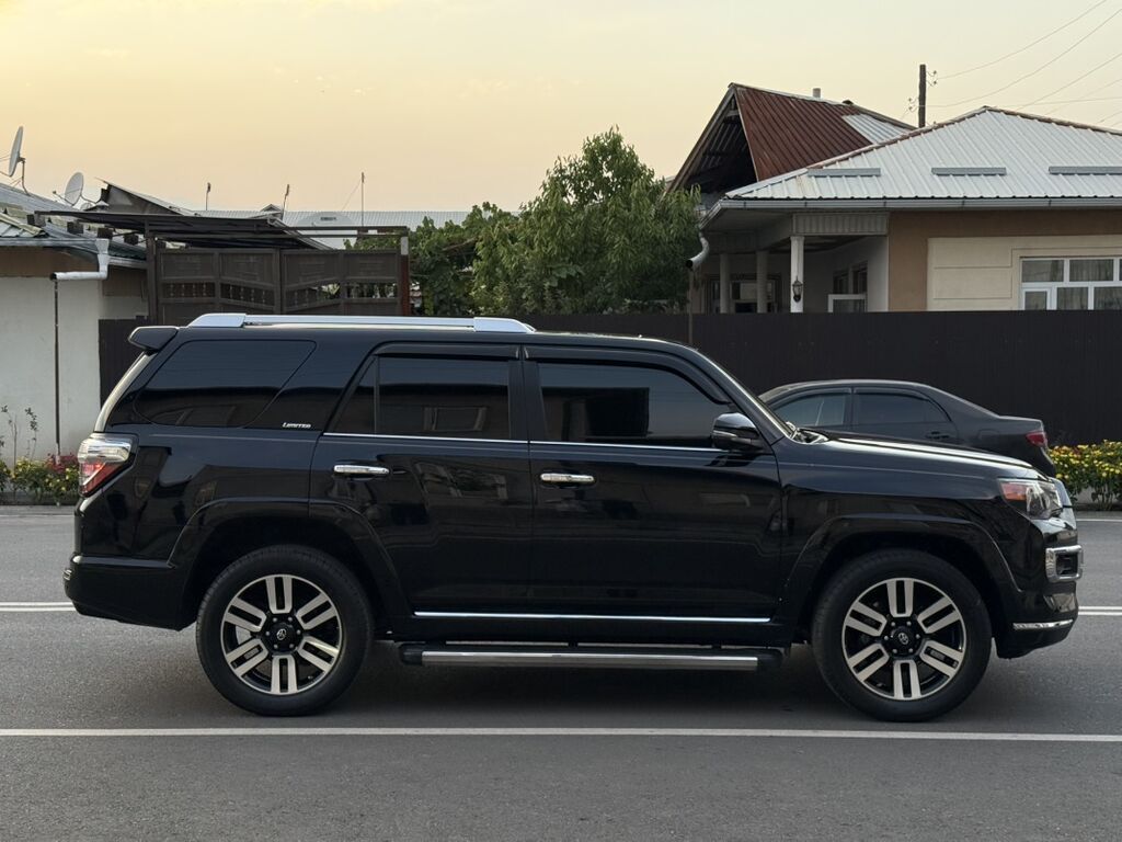 Toyota 4Runner: 2016 г., 4 л, Автомат, Бензин, Внедорожник: фото 3
